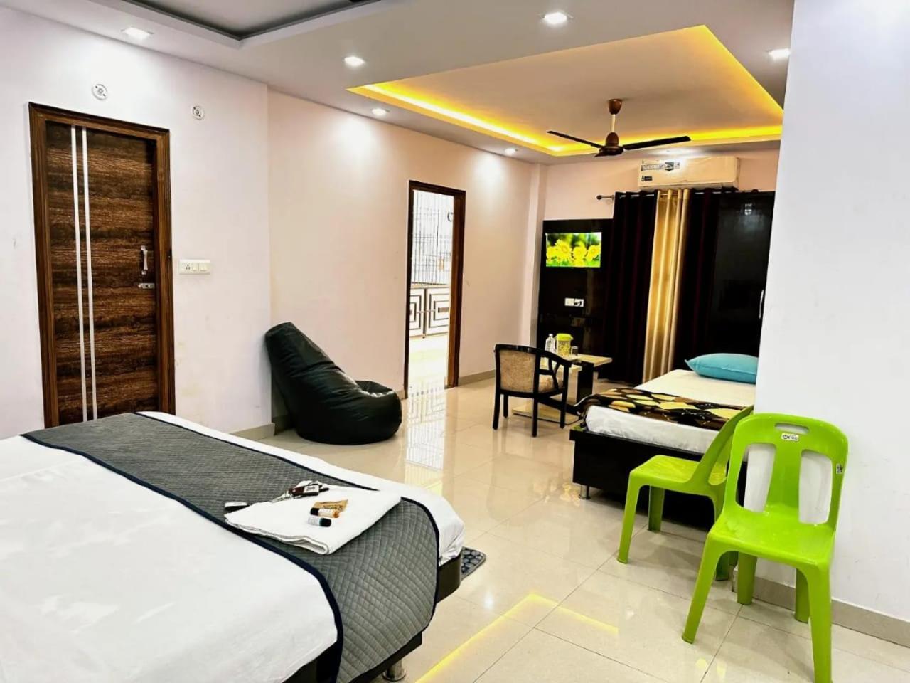 Hotel Pink Paradise Gorakhpur Exteriör bild